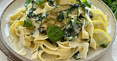 Makaron tagliatelle ze szpinakiem w kremowym sosie mascarpone