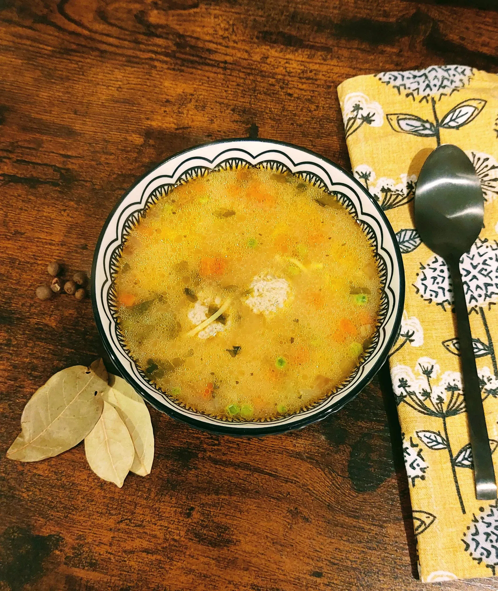 Pievagrybių ir mėsos kukulių sriuba su grietinėle