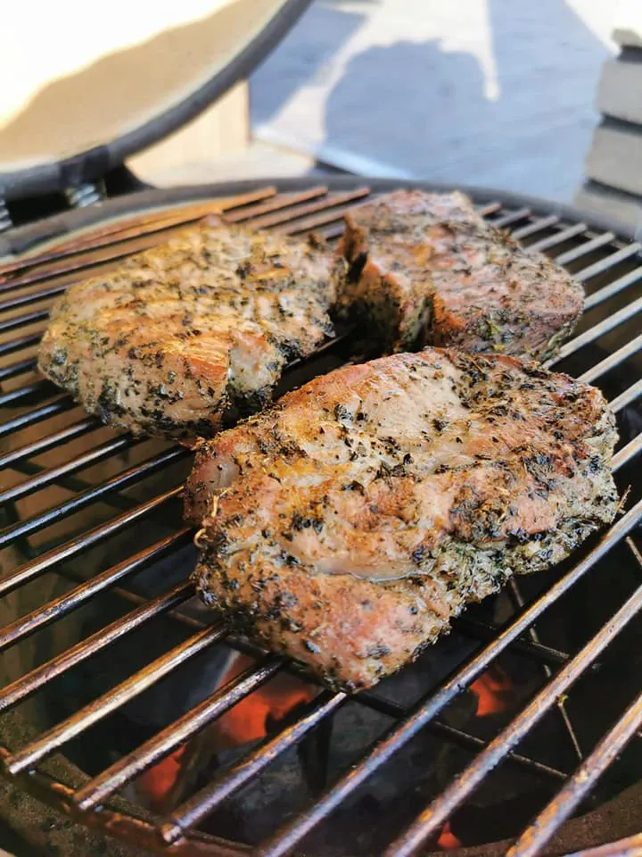 Ant žarijų kepti veršienos kepsneliai su bulvėmis