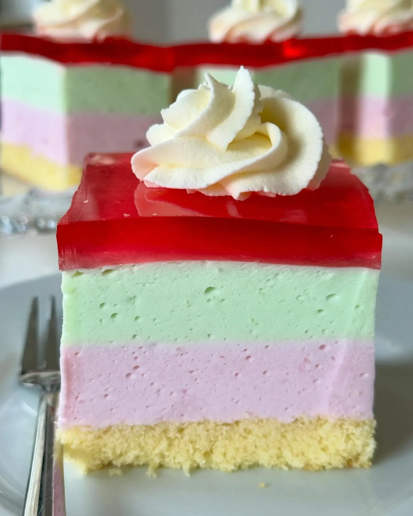 Ptasie mleczko na biszkopcie z galaretką i śmietankową pianką