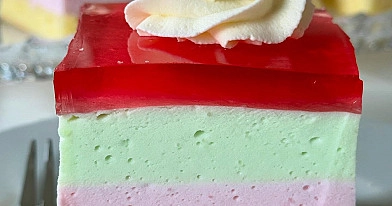 Ptasie mleczko na biszkopcie z galaretką i śmietankową pianką