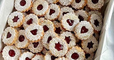 Kruche ciasteczka migdałowe z dżemem malinowym i cukrem pudrem