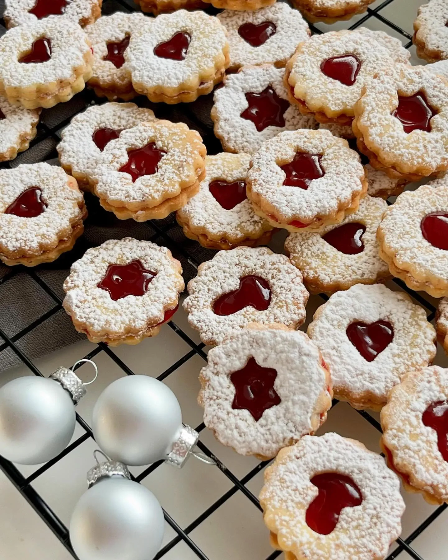 Kruche ciasteczka migdałowe z dżemem malinowym i cukrem pudrem