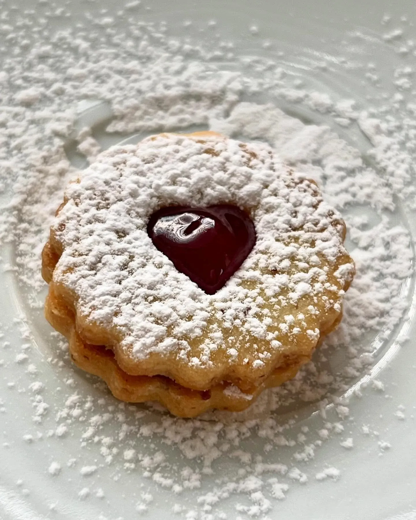 Kruche ciasteczka migdałowe z dżemem malinowym i cukrem pudrem