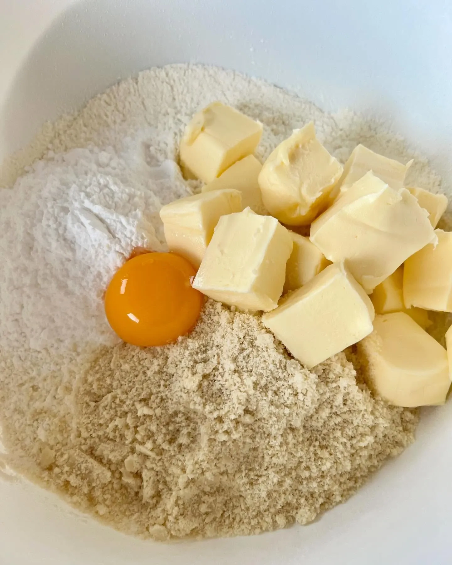 Vanillekipferl – kruche rogaliki migdałowo-waniliowe z cukrem pudrem na święta Bożego Narodzenia