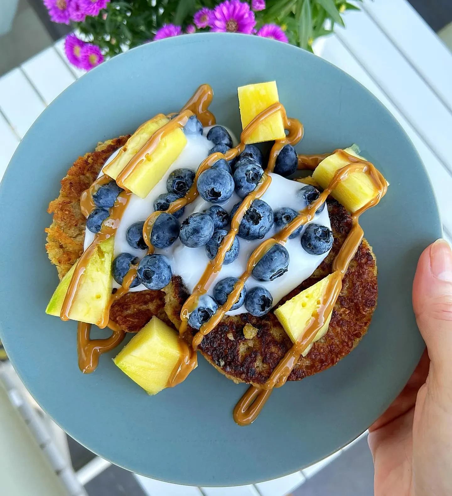 Placuszki owsiane z bananem, borówkami i jogurtem kokosowym