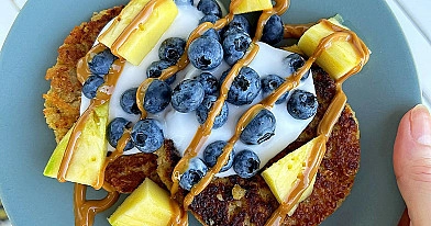 Placuszki owsiane z bananem, borówkami i jogurtem kokosowym