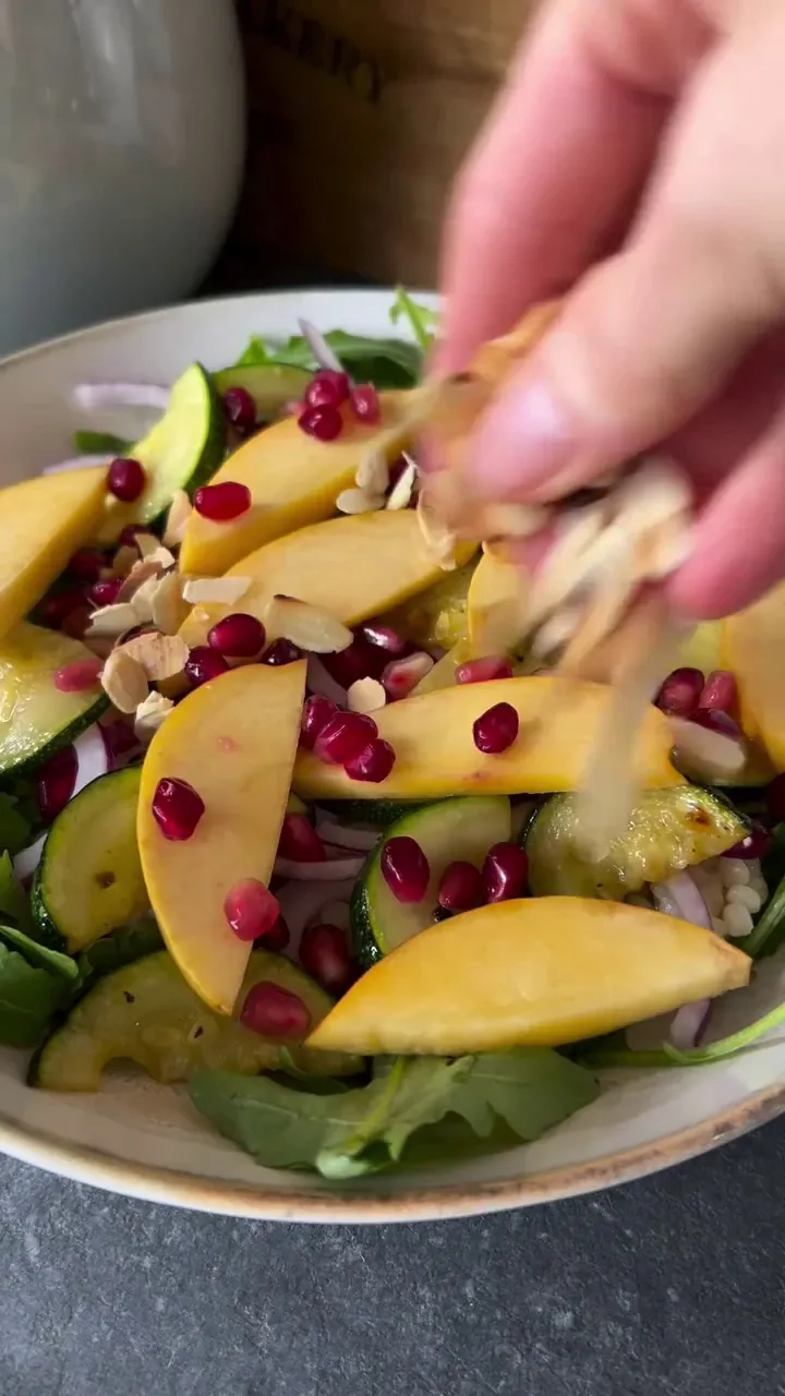 Sałatka z rukolą, kuskusem perłowym, burratą i nektarynkami