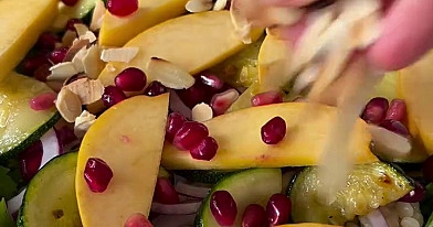 Sałatka z rukolą, kuskusem perłowym, burratą i nektarynkami