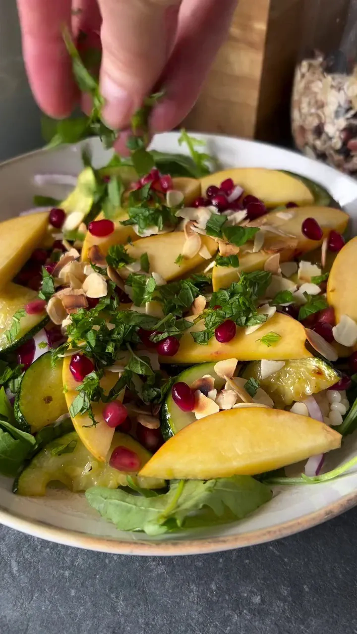 Sałatka z rukolą, kuskusem perłowym, burratą i nektarynkami