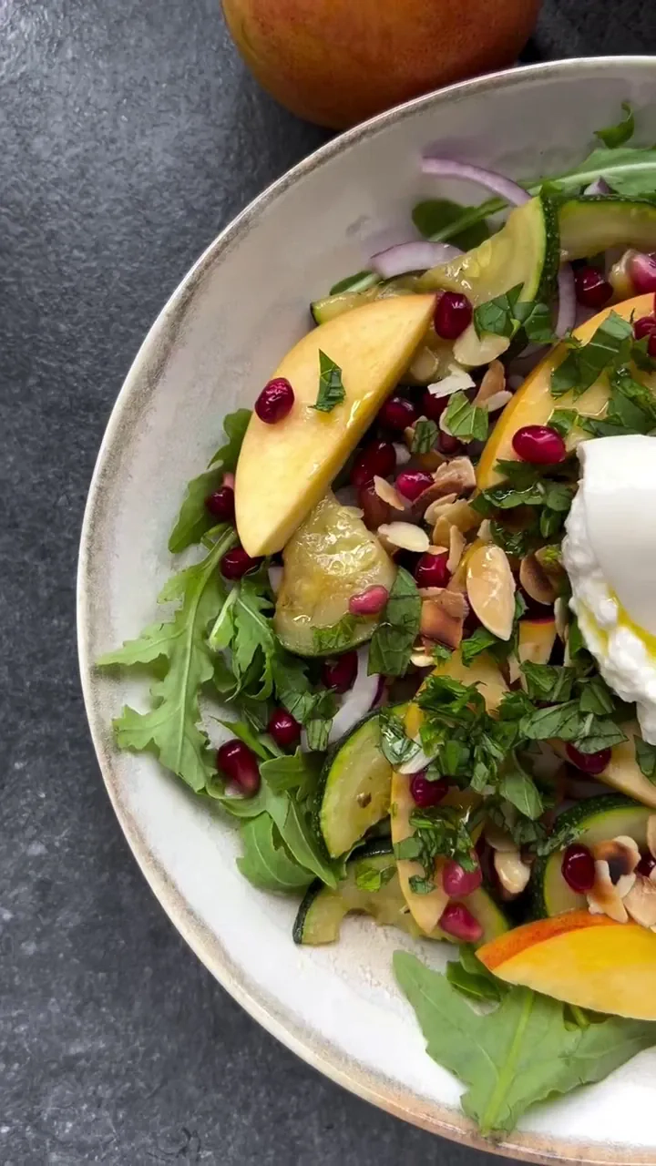 Sałatka z rukolą, kuskusem perłowym, burratą i nektarynkami