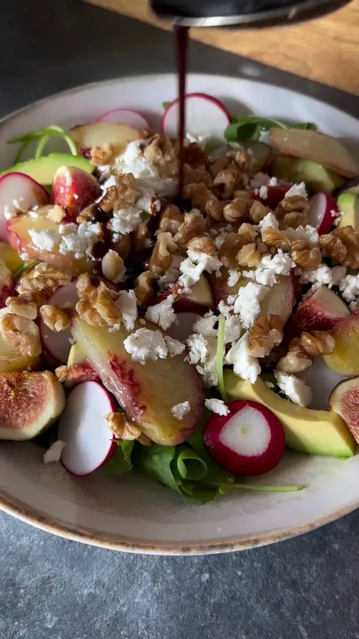 Sałatka z rukolą, awokado, figami, fetą i brzoskwinią z sosem balsamicznym