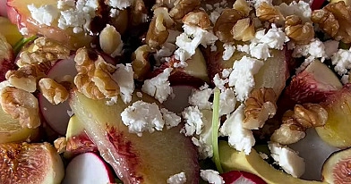 Sałatka z rukolą, awokado, figami, fetą i brzoskwinią z sosem balsamicznym