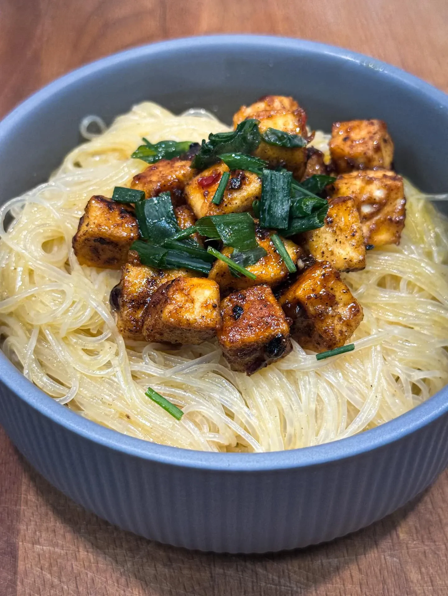 Makaron ryżowy z tofu w aromatycznym sosie sojowo-czosnkowym i szczypiorkiem