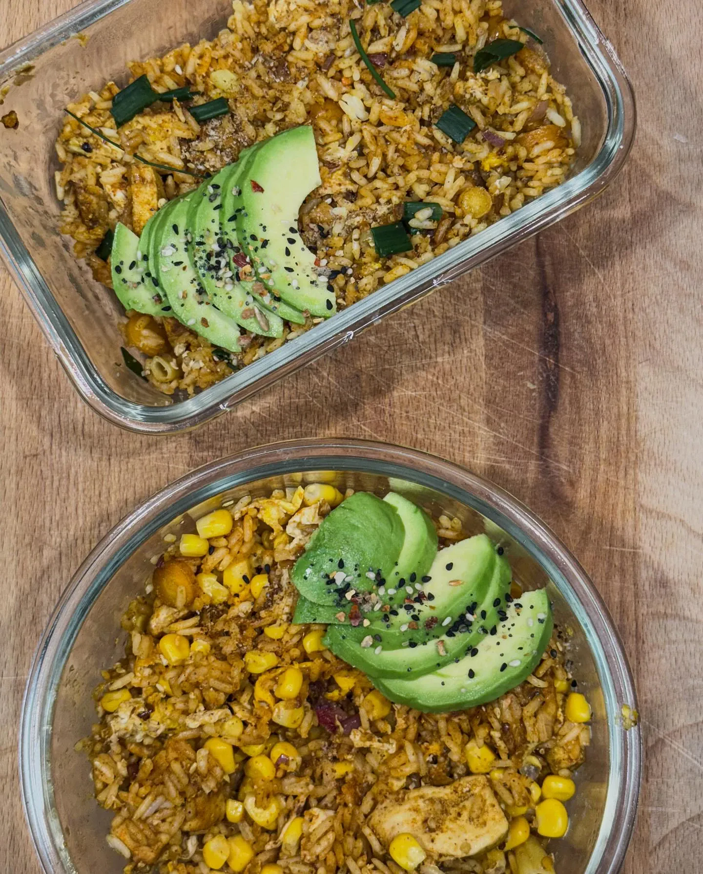 Smażony ryż z kurczakiem, jajkiem, kukurydzą i awokado