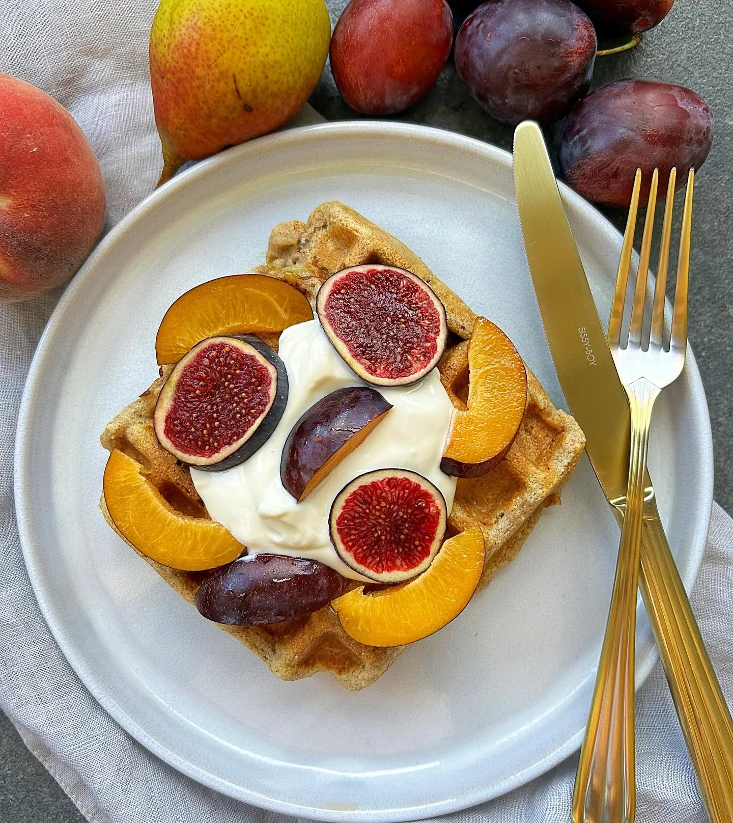 Wegańskie gofry z mąki migdałowej z owocami i kremem waniliowym