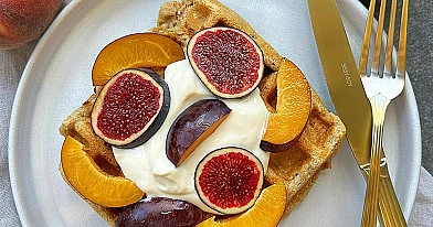 Wegańskie gofry z mąki migdałowej z owocami i kremem waniliowym