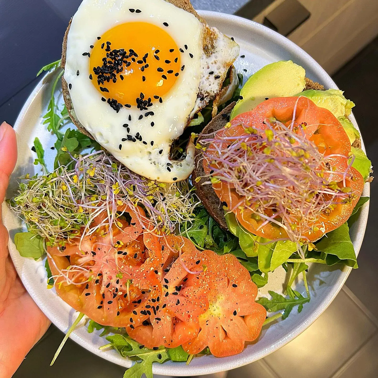 Tosty śniadaniowe z awokado, pomidorem, rukolą i jajkiem sadzonym