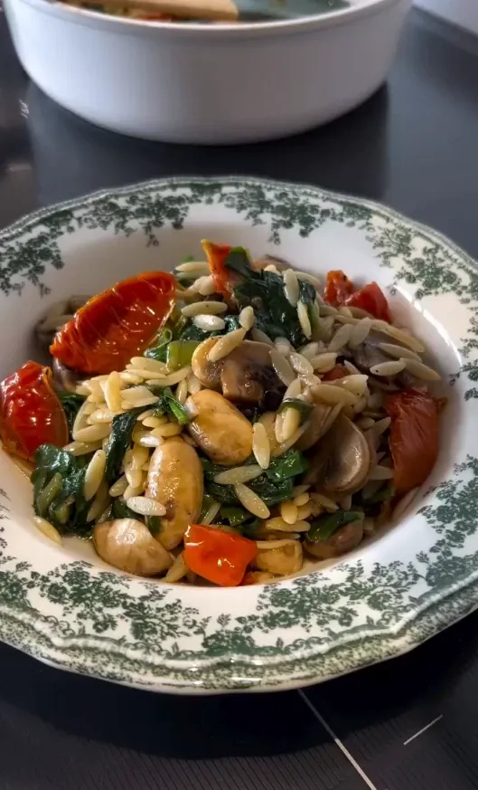 Makaron orzo z pieczarkami, szpinakiem i suszonymi pomidorami w aromatycznym sosie oliwnym