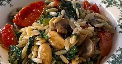 Makaron orzo z pieczarkami, szpinakiem i suszonymi pomidorami w aromatycznym sosie oliwnym