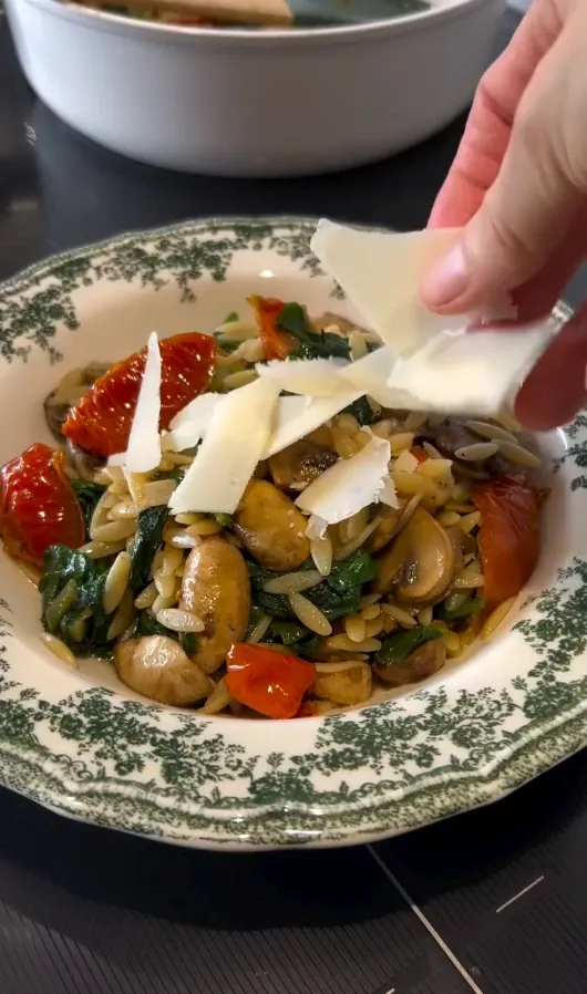 Makaron orzo z pieczarkami, szpinakiem i suszonymi pomidorami w aromatycznym sosie oliwnym