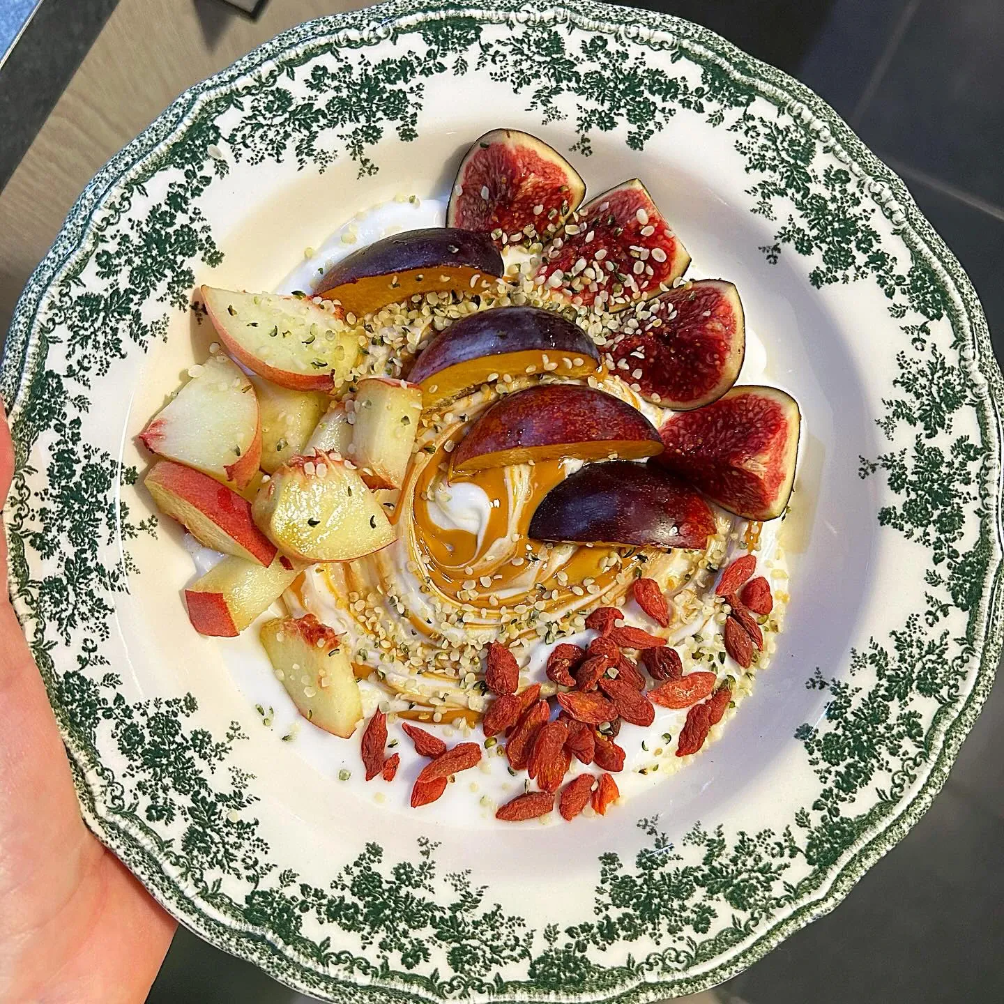 Zdrowe śniadanie z jogurtem kokosowym, figami, nektarynką i masłem orzechowym