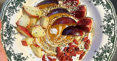 Zdrowe śniadanie z jogurtem kokosowym, figami, nektarynką i masłem orzechowym