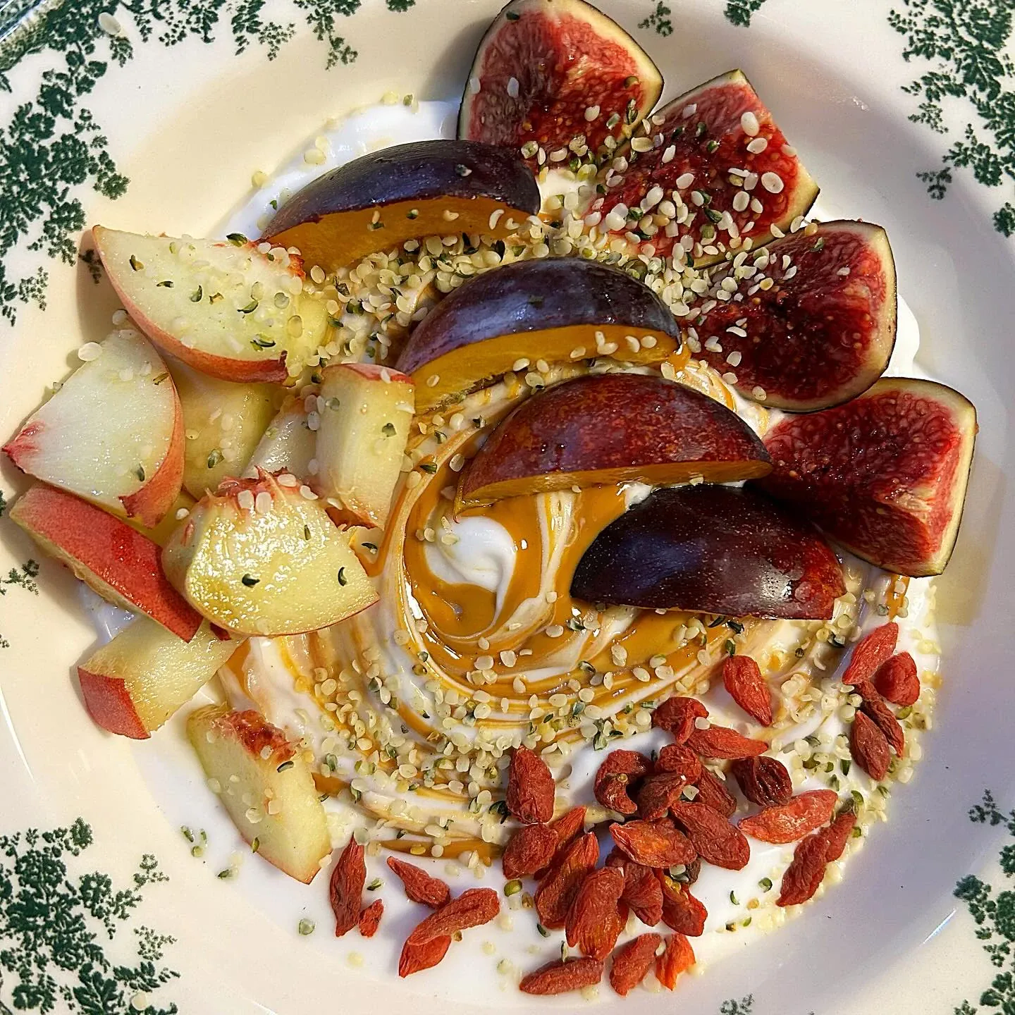 Zdrowe śniadanie z jogurtem kokosowym, figami, nektarynką i masłem orzechowym