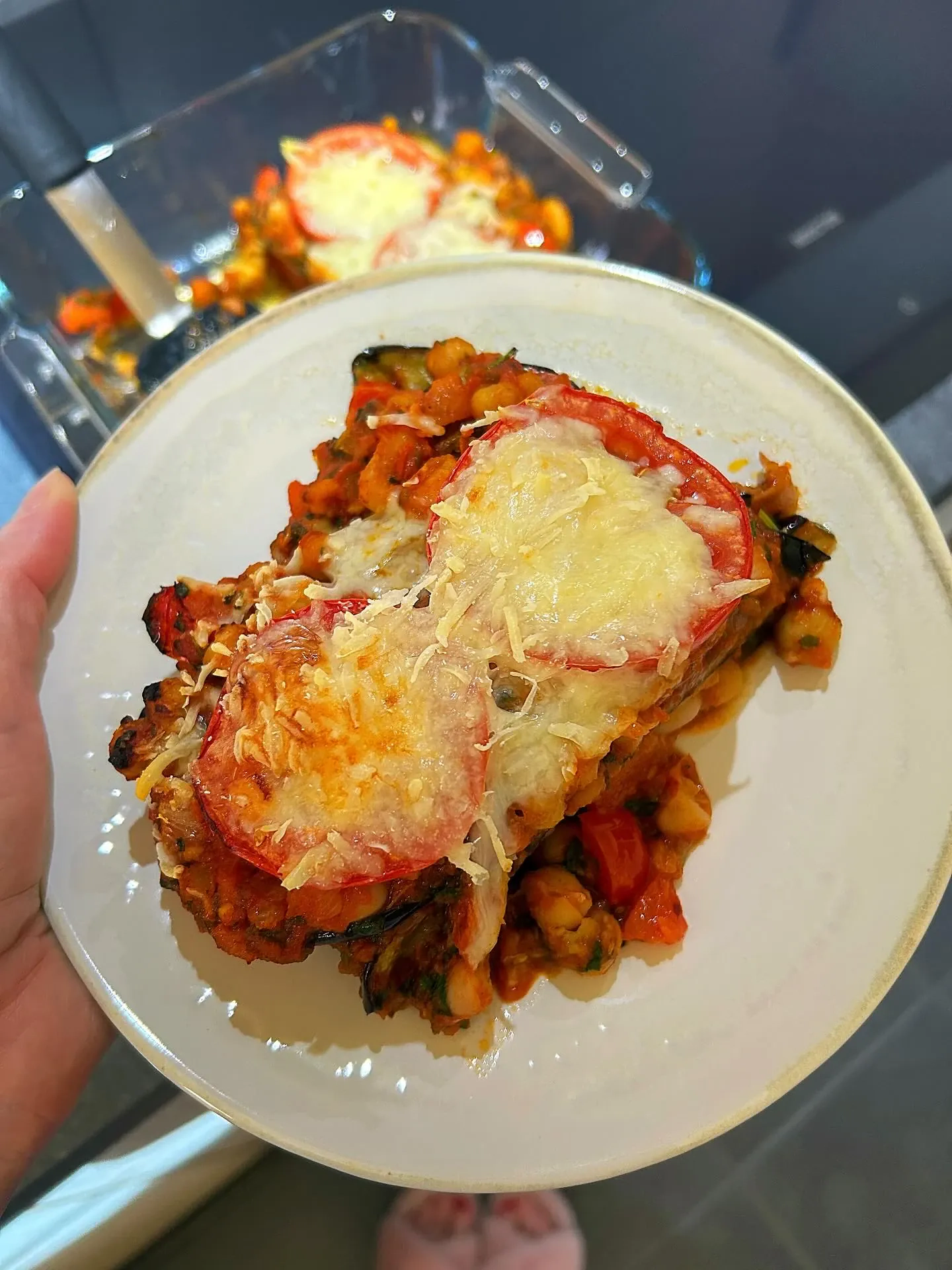 Zapiekanka z bakłażanem, ciecierzycą i białą fasolą w aromatycznym sosie pomidorowym