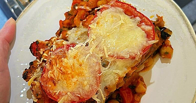 Zapiekanka z bakłażanem, ciecierzycą i białą fasolą w aromatycznym sosie pomidorowym