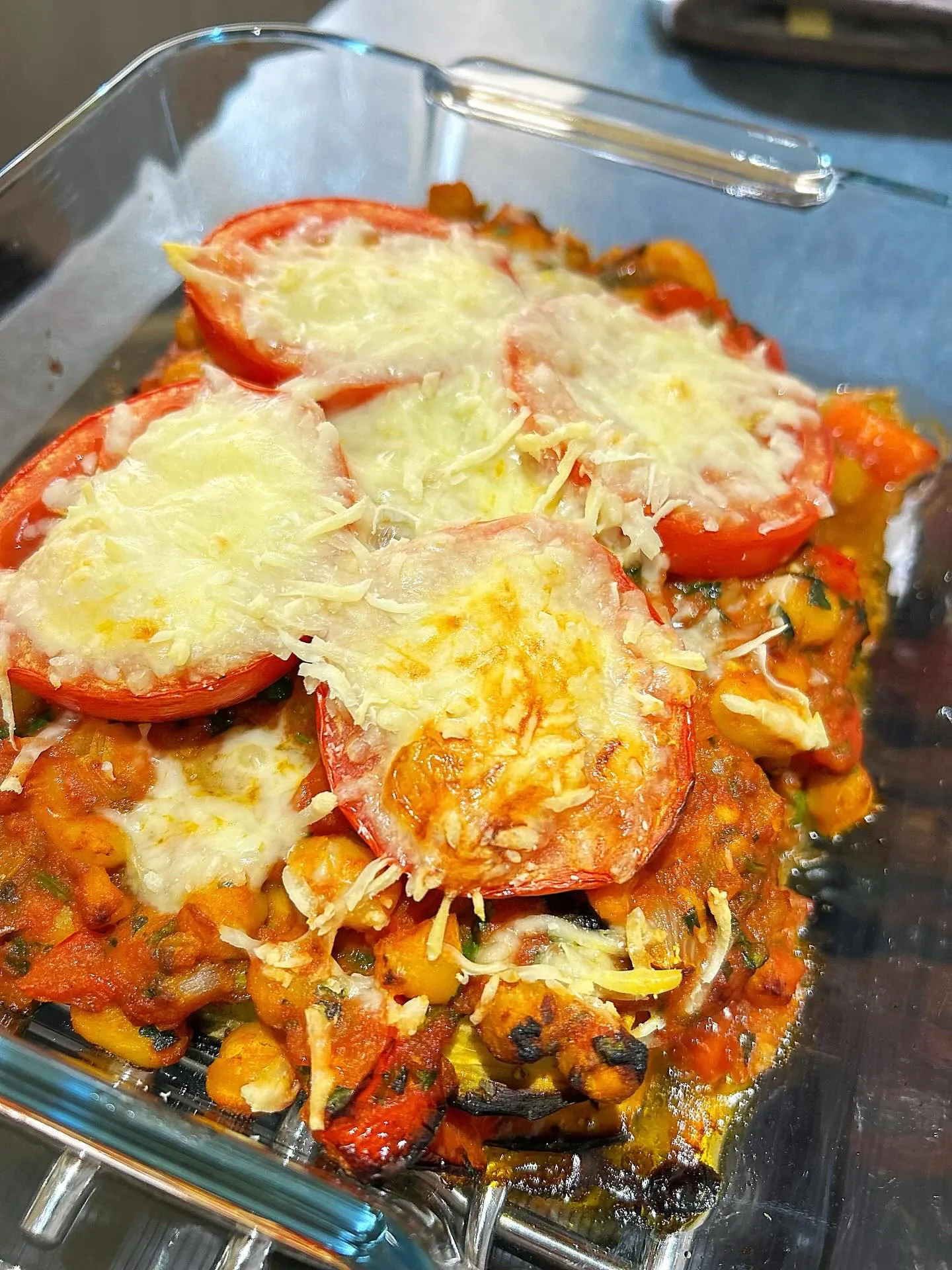 Zapiekanka z bakłażanem, ciecierzycą i białą fasolą w aromatycznym sosie pomidorowym