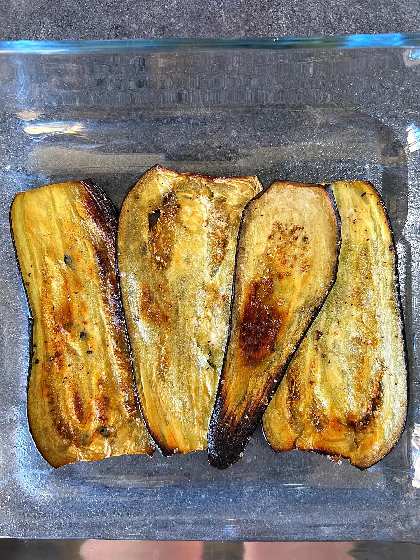 Zapiekanka z bakłażanem, ciecierzycą i białą fasolą w aromatycznym sosie pomidorowym