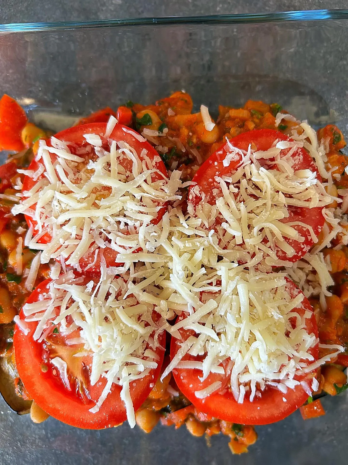 Zapiekanka z bakłażanem, ciecierzycą i białą fasolą w aromatycznym sosie pomidorowym