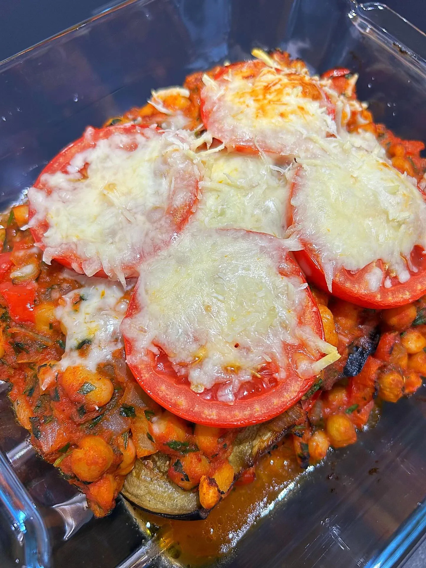 Zapiekanka z bakłażanem, ciecierzycą i białą fasolą w aromatycznym sosie pomidorowym