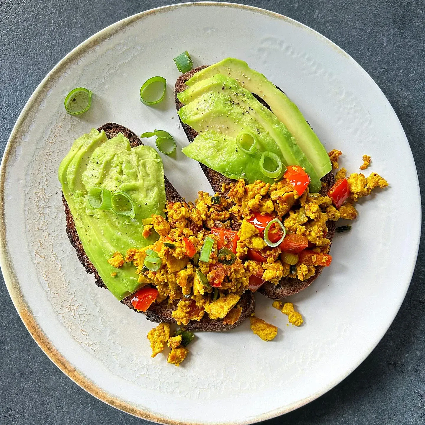 Tofucznica z awokado na żytnim chlebie na zakwasie