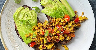 Tofucznica z awokado na żytnim chlebie na zakwasie