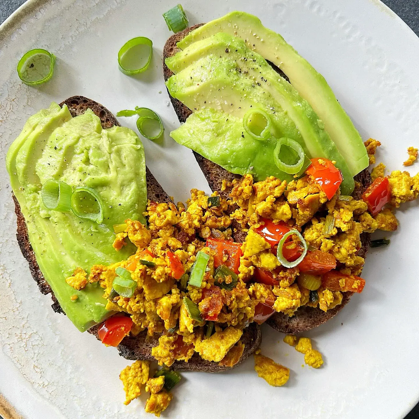 Tofucznica z awokado na żytnim chlebie na zakwasie