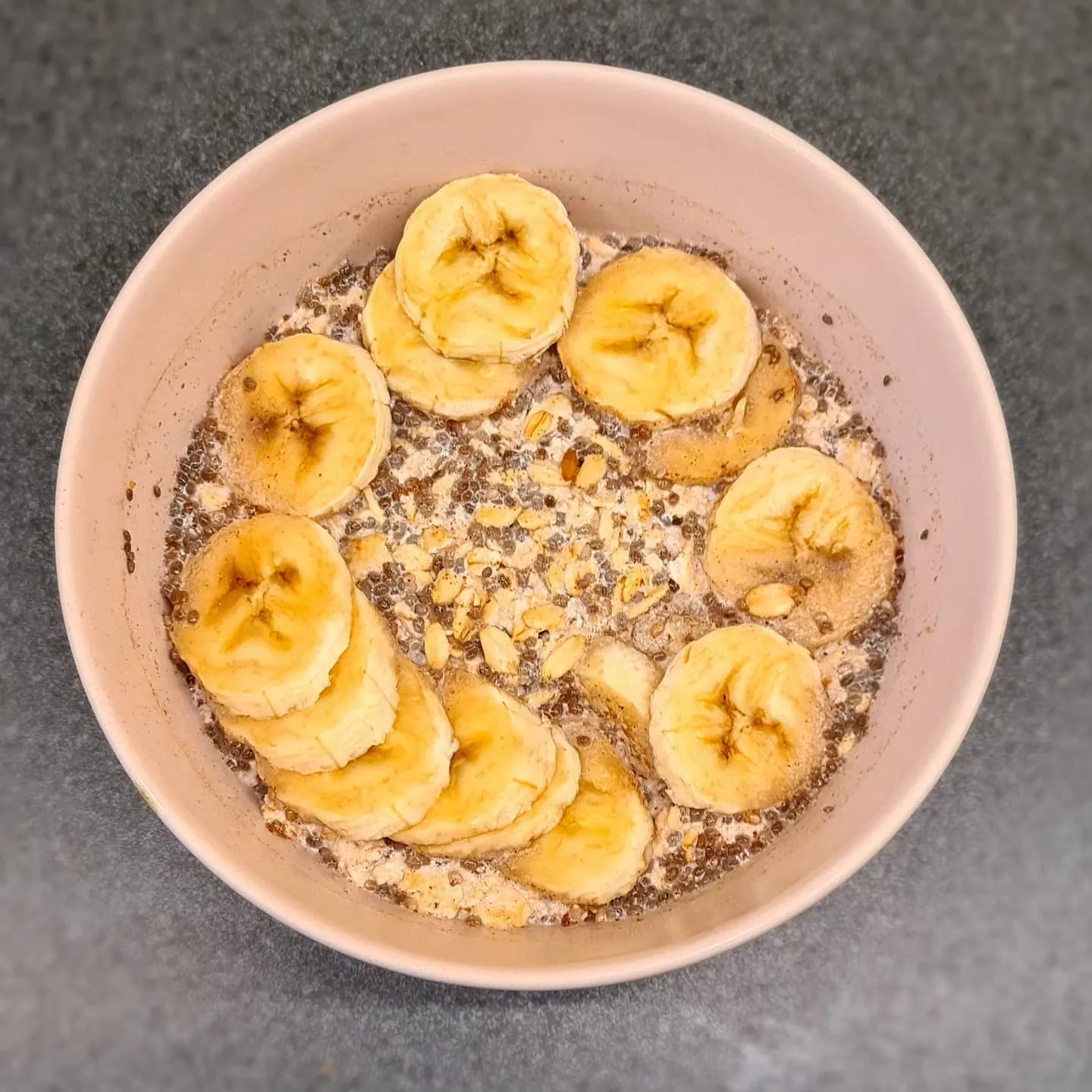 Nakts auzu pārslu putra ar mandeļu pienu, čia un banāniem