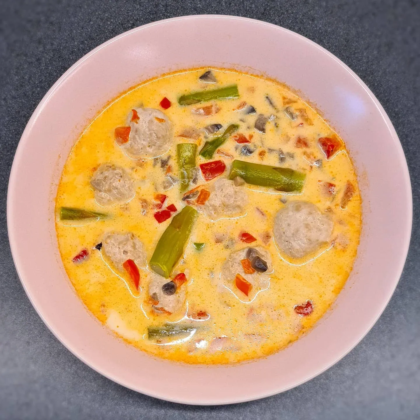 Frikadeļu zupa ar sparģeļiem, šampinjoniem, papriku un saldo krējumu