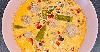 Frikadeļu zupa ar sparģeļiem, šampinjoniem, papriku un saldo krējumu