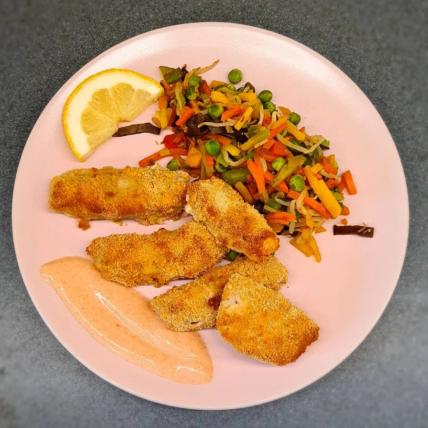 Paštaisīti zivju pirkstiņi (olbaltumā un rīvmaizē cepti krāsnī) ar mājās gatavotu mērci un krāsainu dārzeņu miksu