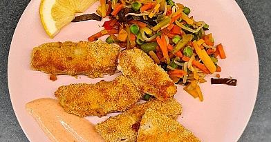 Paštaisīti zivju pirkstiņi (olbaltumā un rīvmaizē cepti krāsnī) ar mājās gatavotu mērci un krāsainu dārzeņu miksu