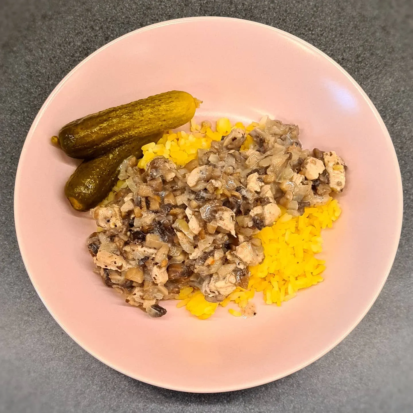 Rīsi ar vistas un šampinjonu mērci gardām mājas pusdienām