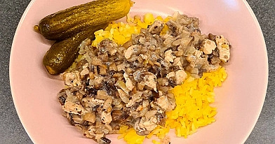 Rīsi ar vistas un šampinjonu mērci gardām mājas pusdienām