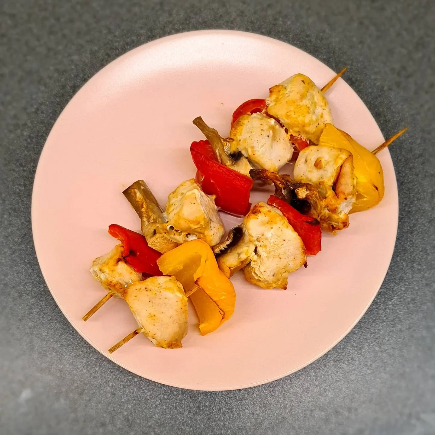 Vistas šašliks ar šampinjoniem un papriku – veselīga un sulīga grilēta maltīte brīvdienām