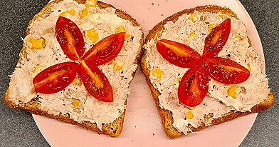 Brokastu maizītes ar tunci, kukurūzu un krēmīgo siera smēri