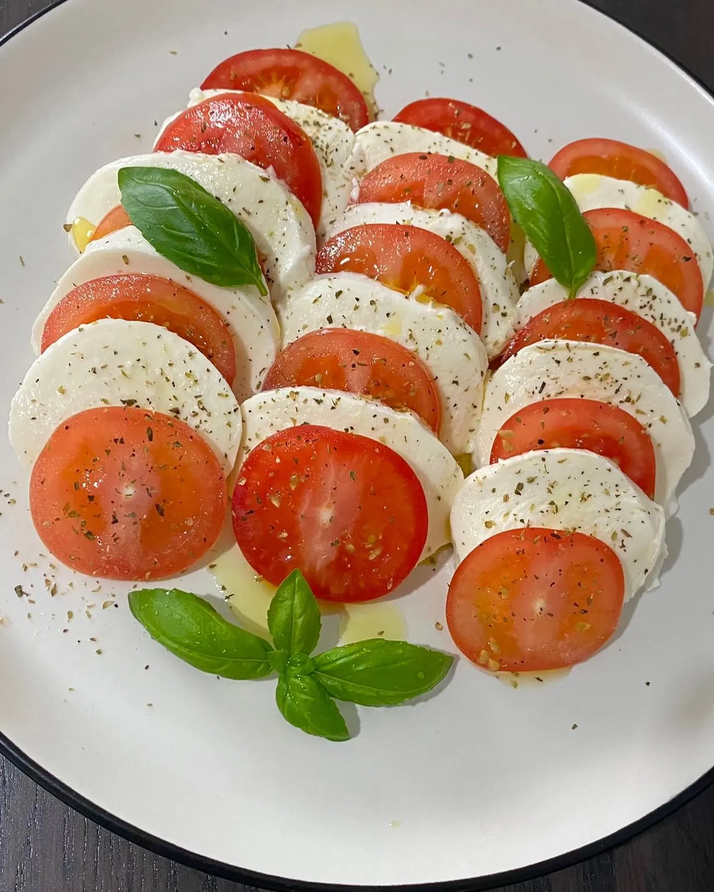 Tradicinės paprastos Itališkos kaprio salotos su mocarelos sūriu ir pomidorais