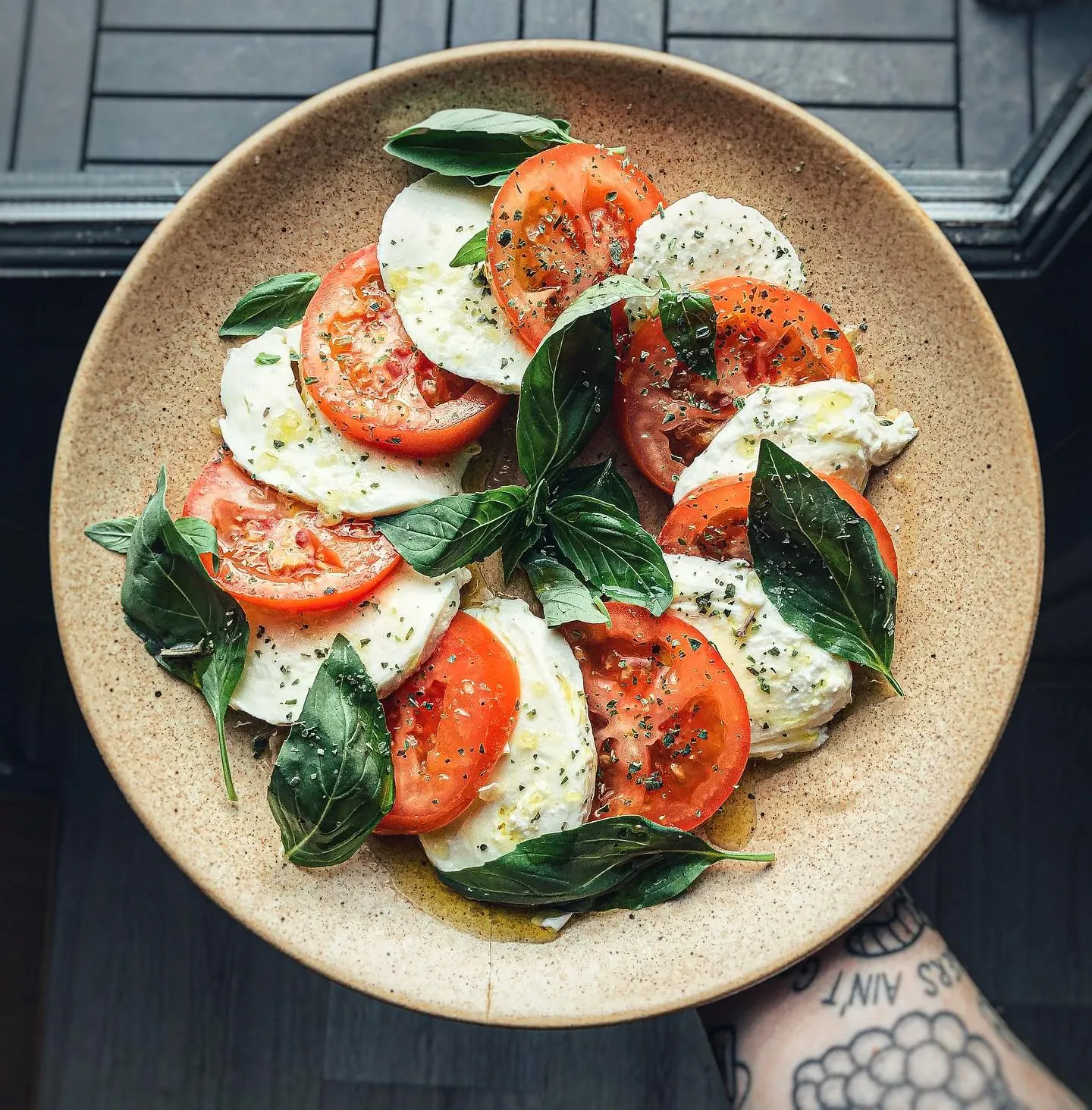 Kaprio salotos su marinuota mocarela ir pomidorais