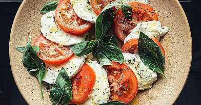 Kaprio salotos su marinuota mocarela ir pomidorais