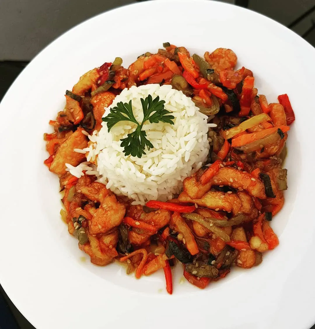 Vištiena kiniškai su daržovėmis, krakmolu, sojos ir žuvies padažais